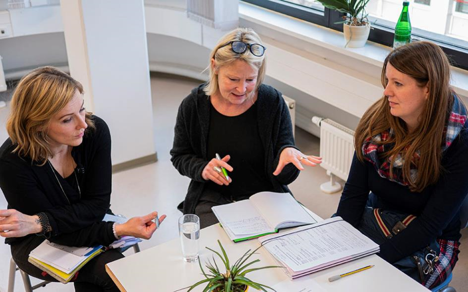 Bild: Leiterinnen der EKO sitzen zusammen an einem Tisch.