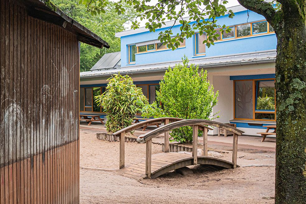 Bild: Blick auf einen Spielplatz.